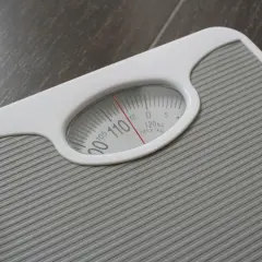 Waga łazienkowa pokazuje 110 kg. Zastanawiasz się, jak obliczyć zero kaloryczne?