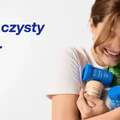 Uśmiechnięta kobieta tuli suplementy formeds. Potwierdza to hasło "100% czysty skład", które jest kluczowe dla formeds opinie.