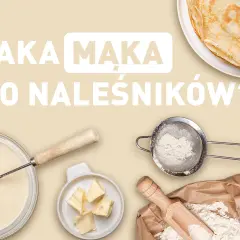 Jaka mąka do naleśników? Składniki do pysznych naleśników: ciasto, masło, mąka w sitku i worek z mąką.