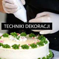 Ręce w rękawiczkach tworzą proste dekoracje tortu, dodając zielone rozetki i różowe kuleczki.