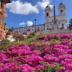 Escalier de la Trinité-des-Monts à la Piazza di Spagna, Rome, fleuri de magnifiques azalées roses et blanches sous un ciel bleu.