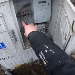 Jak podłączyć się do skrzynki elektrycznej bezpiecznie i skutecznie