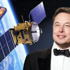 Elon Musk w garniturze i muszce obok satelity Starlink i telefonu z ikonami aplikacji, symbolizujące przyszłość komunikacji.