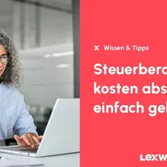 Frau am Laptop, die Papiere hält. Text: "Steuerberatungskosten absetzen: So einfach geht's".