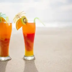 Drinki z sokiem pomarańczowym i malinowym: Jak zrobić idealne warstwy?