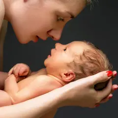 Mama tuli 3-miesięczne dziecko co może jeść. Delikatne spojrzenie i czułe dłonie.