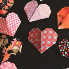 Kolorowe serca origami, idealne na imieniny Mai. Wzory inspirowane Japonią: kwiaty, wachlarze, ptaki.