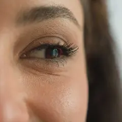Un œil marron avec un maquillage subtil, idéal pour le maquillage paupière tombante. Les cils sont longs et recourbés.