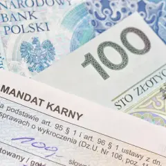 Mandat karny i banknot 100 zł. Chcesz wiedzieć, jak zapłacić mandat mBank? Tutaj znajdziesz potrzebne informacje.