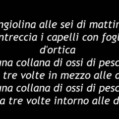 Testi di Fabrizio De André: Angiolina intreccia capelli con foglie d'ortica, ha collana di ossi di pesca.