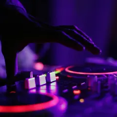 Jak zostać DJ-em w Polsce? Zarobki, sprzęt i pierwsze zlecenia