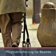 Eine Person mit einem Rollator geht über einen gepflasterten Weg. Im unteren Bereich steht "Pflegeversicherung für Beamte".