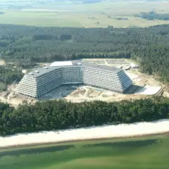 Budowa hotelu Gołębiewski w Pobierowie, widok z lotu ptaka na obiekt w otoczeniu lasu i plaży.