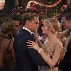 Gatsby i Daisy tańczą na przyjęciu. Scena z filmu "Wielki Gatsby" oddaje atmosferę epoki i kluczowe momenty streszczenia.