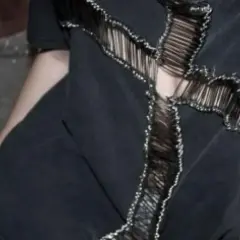 Co oznacza agrafka na ubraniu i jakie ma znaczenie w modzie?