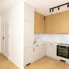 Nowoczesna kuchnia i przedpokój po remoncie. Zastanawiasz się, ile kosztuje kapitalny remont mieszkania 60m2?