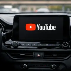 Ekran samochodu z logo YouTube, gotowy do odtwarzania filmów przez Android Auto.