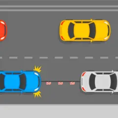 Niebieski samochód z uszkodzeniami jest holowany przez biały. Czy można holować auto bez przeglądu? Czerwony i żółty samochód jadą dalej.