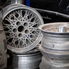 Stare felgi aluminiowe czekają na renowację. Zastanawiasz się, czym wyczyścić aluminium, by znów lśniło?