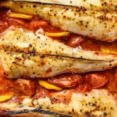 Rape al horno con tomates y limón. Un plato principal perfecto para tus recetas de rape.