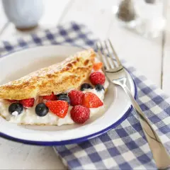 Słodki omlet z twarożkiem i owocami leśnymi. Idealny przepis na omlet na słodko.