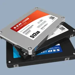 Trois disques SSD empilés, dont un modèle 512 Go avec interface serial ata, prêts à accélérer votre ordinateur.