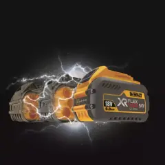 Trois batteries DeWalt en gros plan, avec des éclairs, illustrant la compatibilité batterie DeWalt.