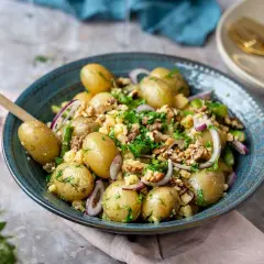 En härlig potatissallad med sparris, rödlök och valnötter. Perfekt som tillbehör till grillat eller som en lätt lunch.