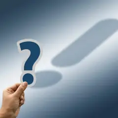 Mano tiene un punto interrogativo blu. La sua ombra si trasforma in un punto esclamativo, suggerendo che le domande nel tuo CV in inglese portano a risposte.