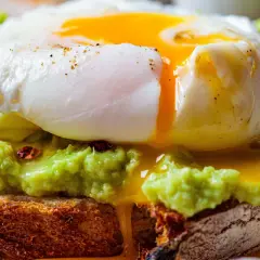 Avocado toast avec œuf poché coulant, une recette simple et délicieuse.
