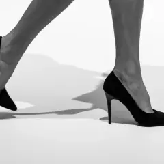 Eleganckie czarne buty na wysokim obcasie, symbol pewności siebie i stylu. Sny o nich mogą oznaczać nowe wyzwania.