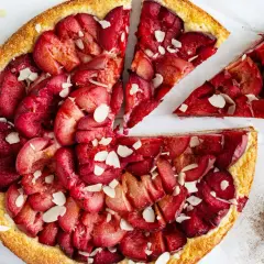 Ein schneller Pflaumenkuchen mit Quark, belegt mit saftigen Pflaumen und Mandelsplittern. Perfekt für den Kaffeetisch!
