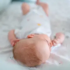 Kiedy wycierają się włosy u niemowlaka i co warto wiedzieć?