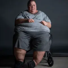 Brendan Fraser i rullstol, en kraftfull bild som berör ämnet brendan fraser sjukdom och dess konsekvenser.