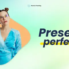 Ragazza pensierosa con i capelli raccolti in due chignon, indossa un abito blu. Testo "Present perfect" in evidenza.