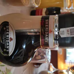 Dwupoziomowy likier Sheridan's z kawą, idealny na specjalne okazje.