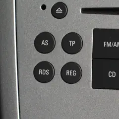 Przyciski radia samochodowego: AS, TP, RDS, REG, FM/AM, CD. RDS to system, który wyświetla nazwy stacji radiowych.