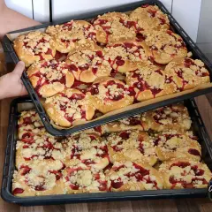 Dwie blachy pełne pysznych drożdżówek z kruszonką i truskawkami. Idealny przepis na domowe wypieki.