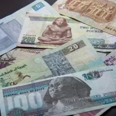 Różne banknoty funta egipskiego, od 1 do 200, leżą na ciemnym tle. Planujesz podróż i zastanawiasz się, jakie dolary do Egiptu? Lepiej zabrać funty!