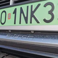 Zielone tablice rejestracyjne z napisem "e-tron" na zderzaku Audi.