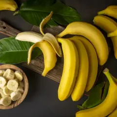 Un tas de bananes mûres, certaines pelées, et des rondelles dans un bol en bois. Un délice pour la ferritine !