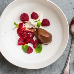 Chokladpudding med hallon och mynta. Ett elegant chokladpudding recept som ser lika gott ut som det smakar.