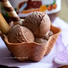 Coppa di gelato alla nutella fatto in casa, con cialda croccante e biscotti.
