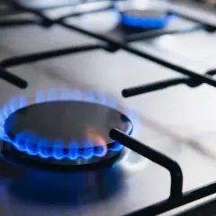 Estufa de gas con llamas azules. Aunque se use butano, se puede poner propano en una estufa de butano si se adapta.