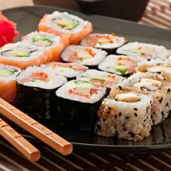 Sushi w Dino? Sprawdzam ceny, jakość i czy warto kupić!