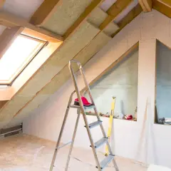 Dachboden ausbauen: Isolierung, Dachfenster und Trockenbauwände schaffen neuen Wohnraum. Werkzeug und Material sind bereit.