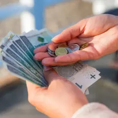 Dłonie liczą polskie banknoty i monety. Zastanawiasz się, ile to netto przy 3/4 etatu?