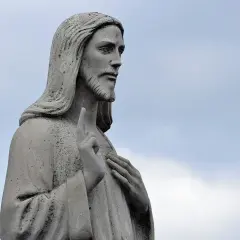 Kamienna rzeźba Jezusa z podniesionym palcem, jakby nauczał słów z psalm 33.