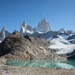 Majestätische Berge spiegeln sich in einem türkisfarbenen See. Die Szene vermittelt das Gefühl, dass dies die **Patagonien beste Reisezeit** ist, um diese atemberaubende Landschaft zu erleben.