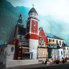 Model Wawelu z klocków, część ekspozycji Historyland Kraków. Rycerze na koniach przemierzają przed zamkiem.
